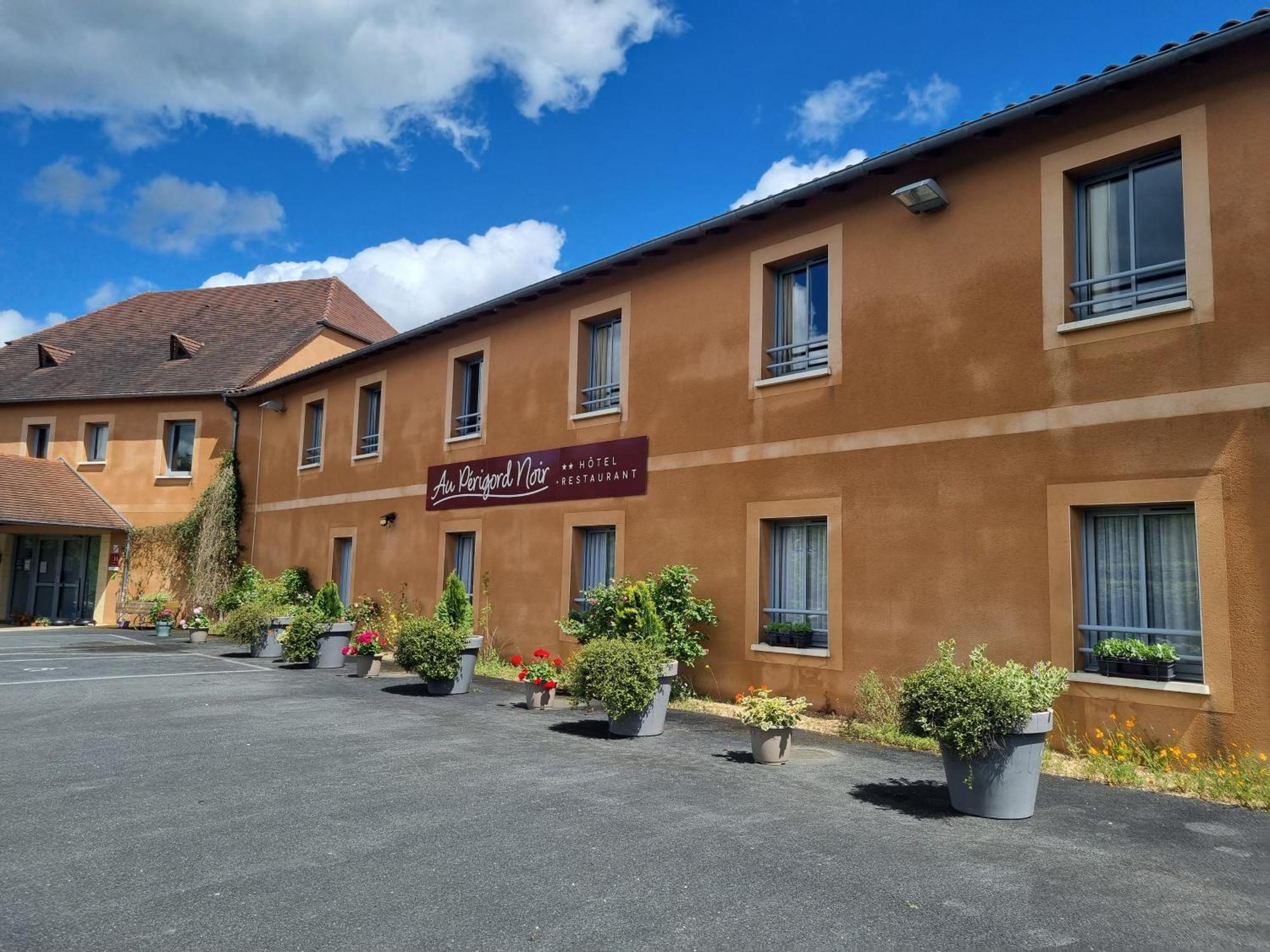 Hotel Au Périgord Noir Hautefort Exterior foto